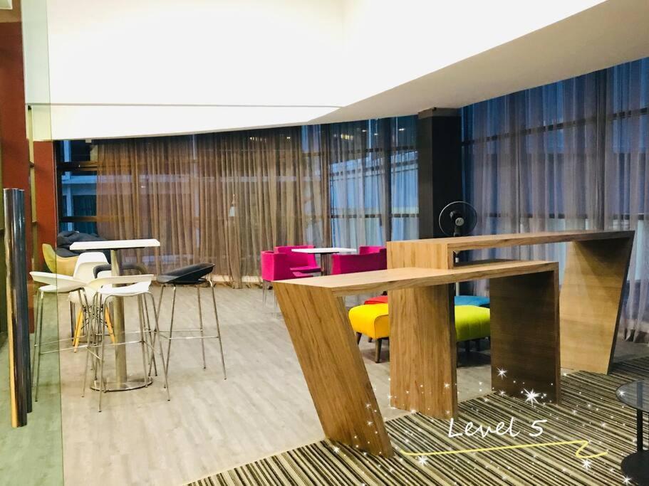 Palazio Mount Austin 2Br Studio Pool View With Tv Box-3 Plus 1 Pax C2-07 Johor Bahru Exteriér fotografie