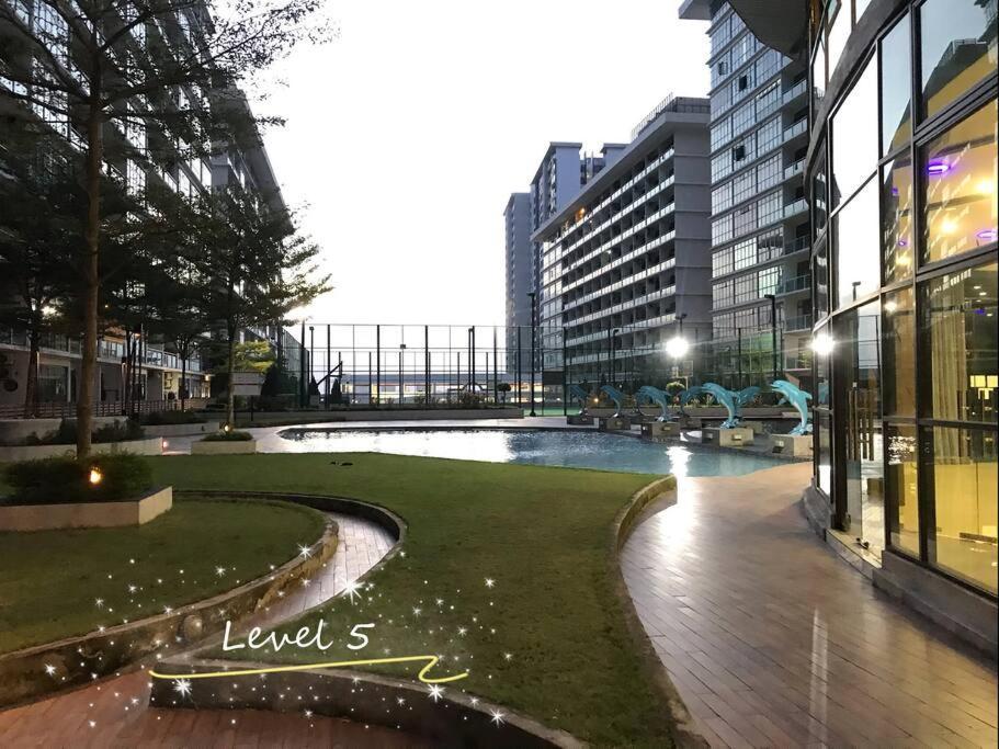 Palazio Mount Austin 2Br Studio Pool View With Tv Box-3 Plus 1 Pax C2-07 Johor Bahru Exteriér fotografie