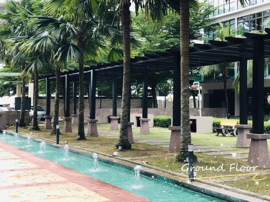 Palazio Mount Austin 2Br Studio Pool View With Tv Box-3 Plus 1 Pax C2-07 Johor Bahru Exteriér fotografie